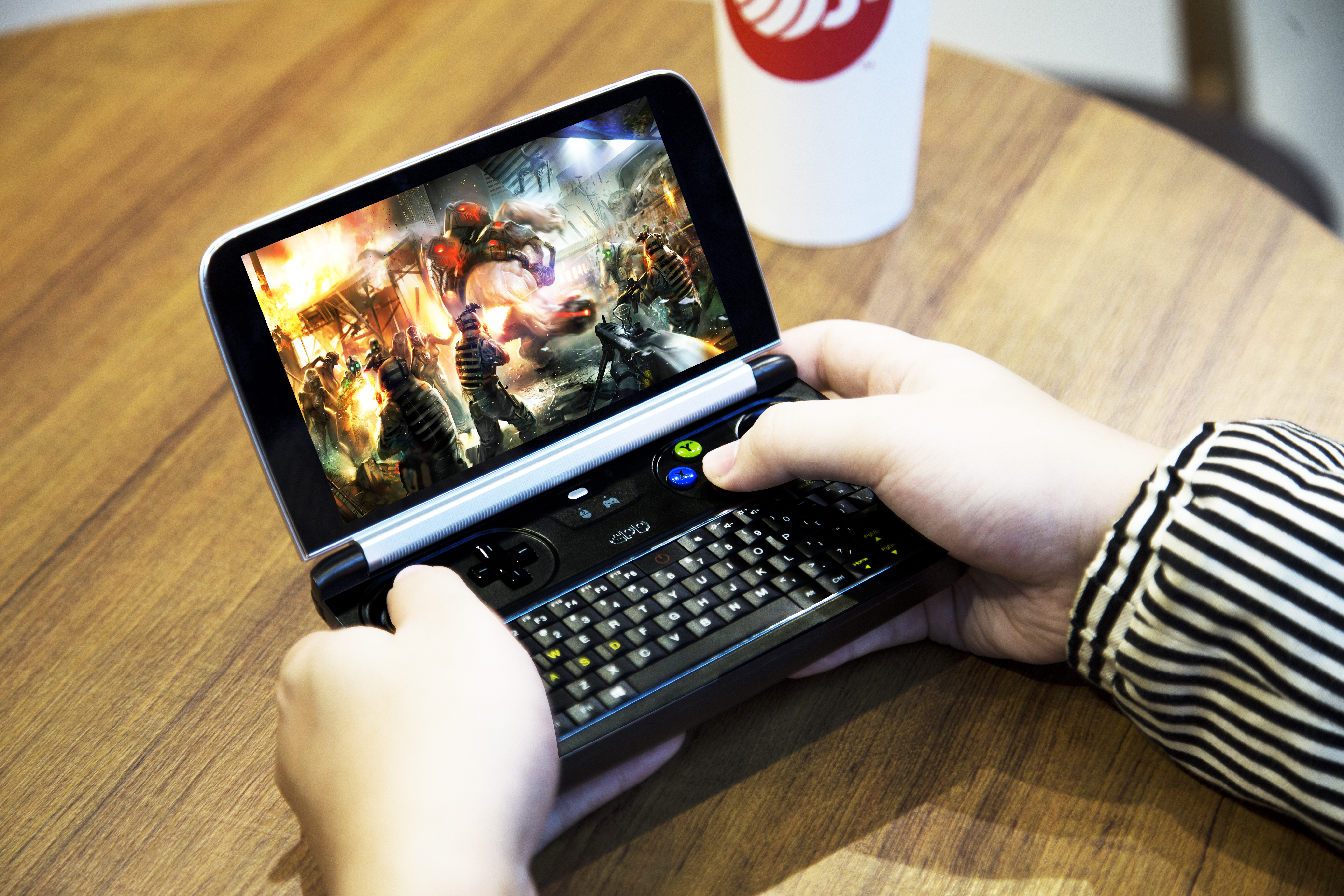 gpdwin2游戏掌机,gpdwin2掌机运行战神4