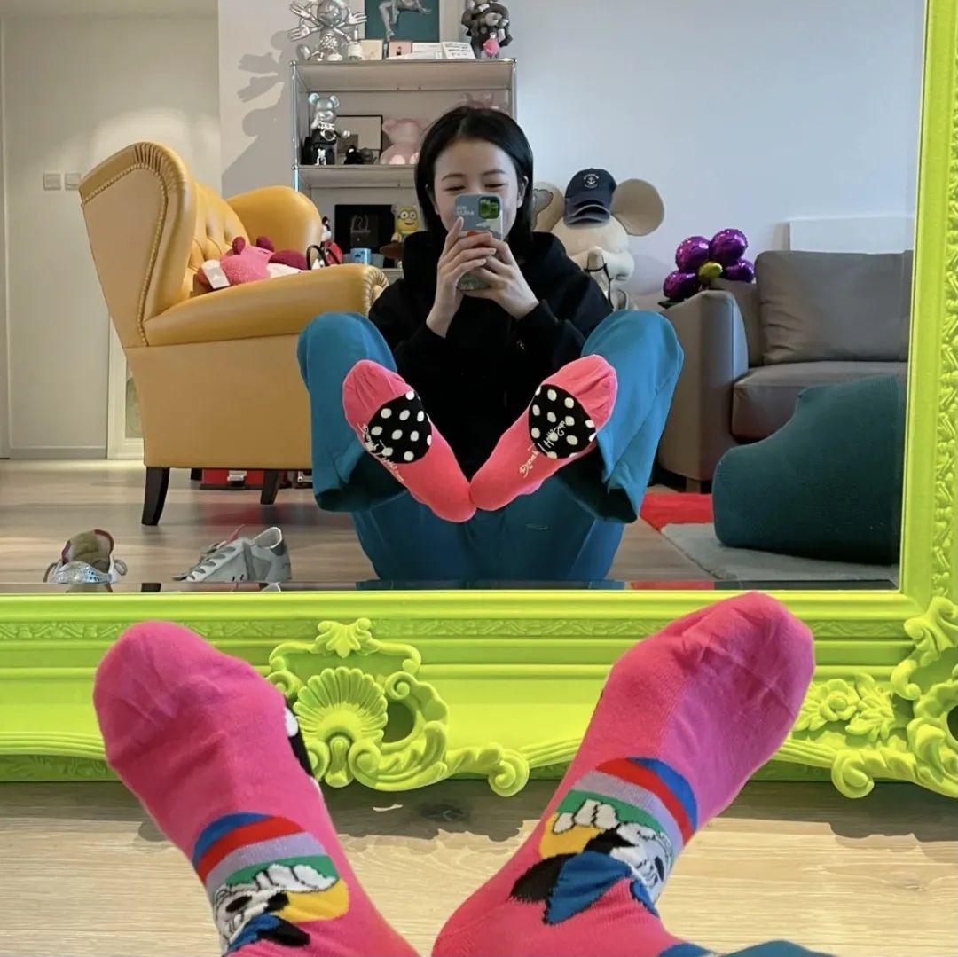 现在的袜子怎么也成了一种时尚,现在的袜子越来越时尚了