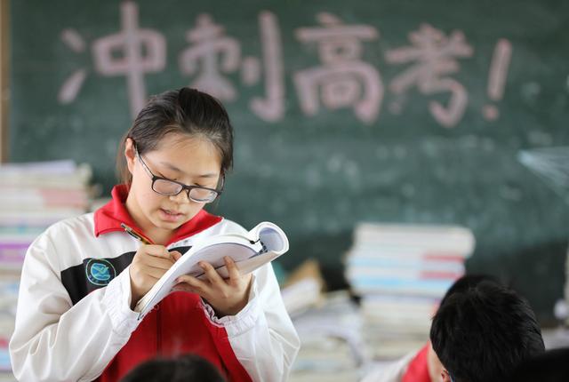 高二学日语可以用英语代替吗,高中英语不好有必要学吗