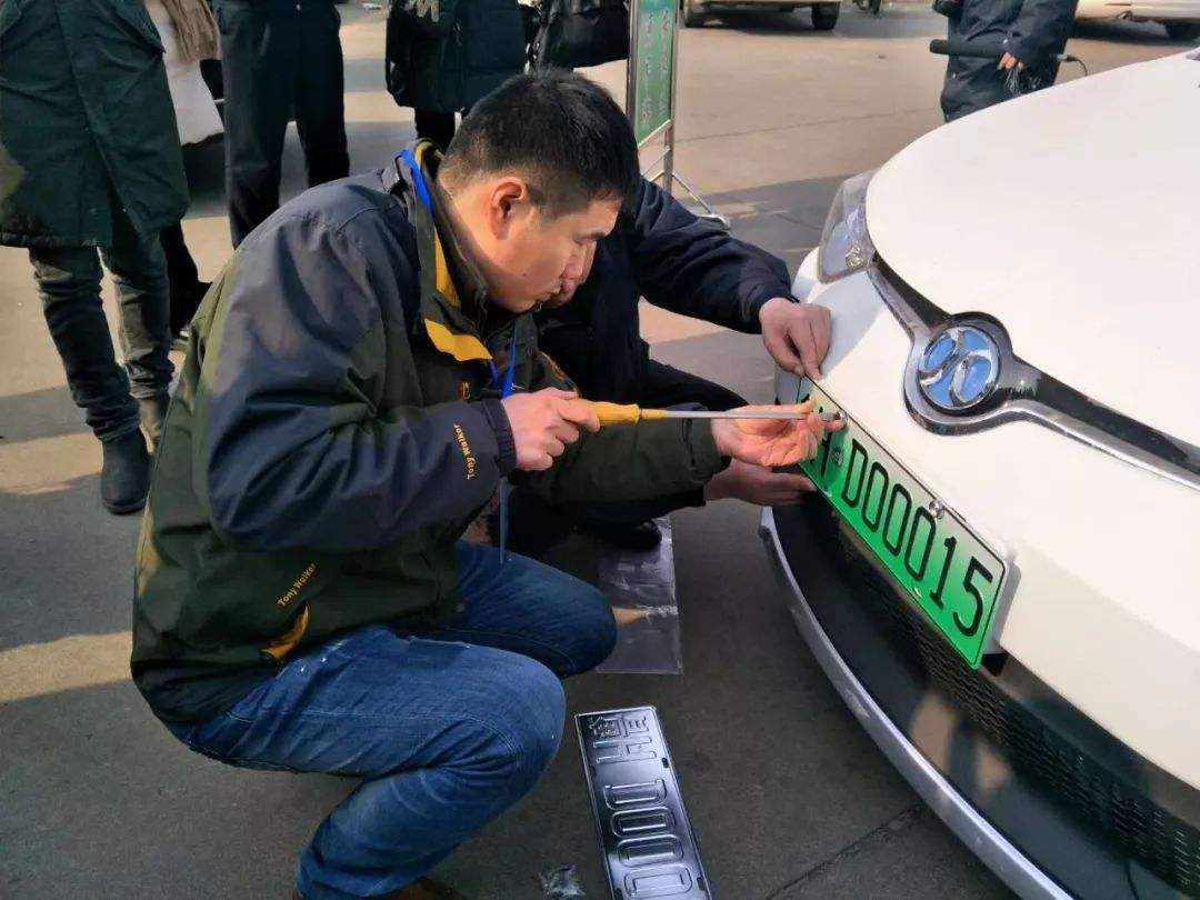 4s店卖一辆车一般能赚多少钱,正常4s店卖一辆汽车能赚多少钱