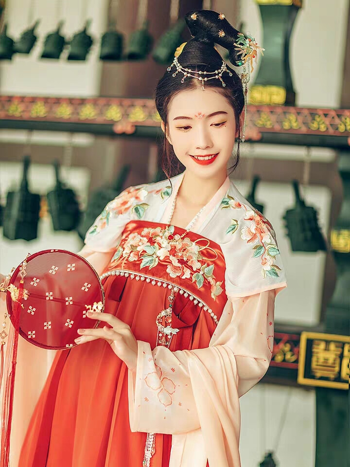 “十里一笑，钱包垮掉”，汉服中的“抢钱四巨头”，你最喜欢谁？