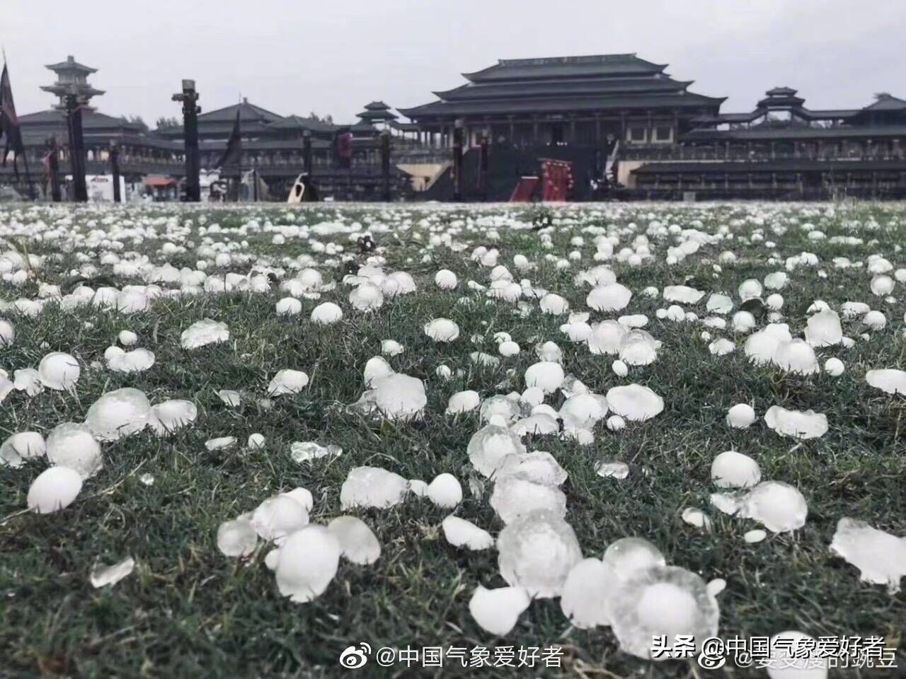 凶悍飑线来袭，大冰雹突袭浙江横店！网友：还以为是在拍戏