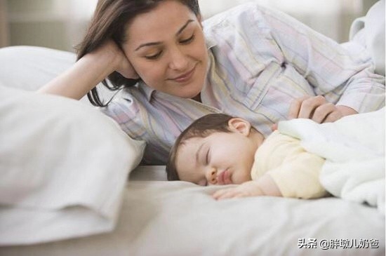 宝宝睡的不踏实，妈妈不必“抓心挠肝”，有这些方法可以改善