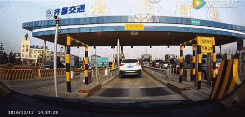 高速出口收费站误入etc倒车要罚吗,高速误入etc通道怎么办