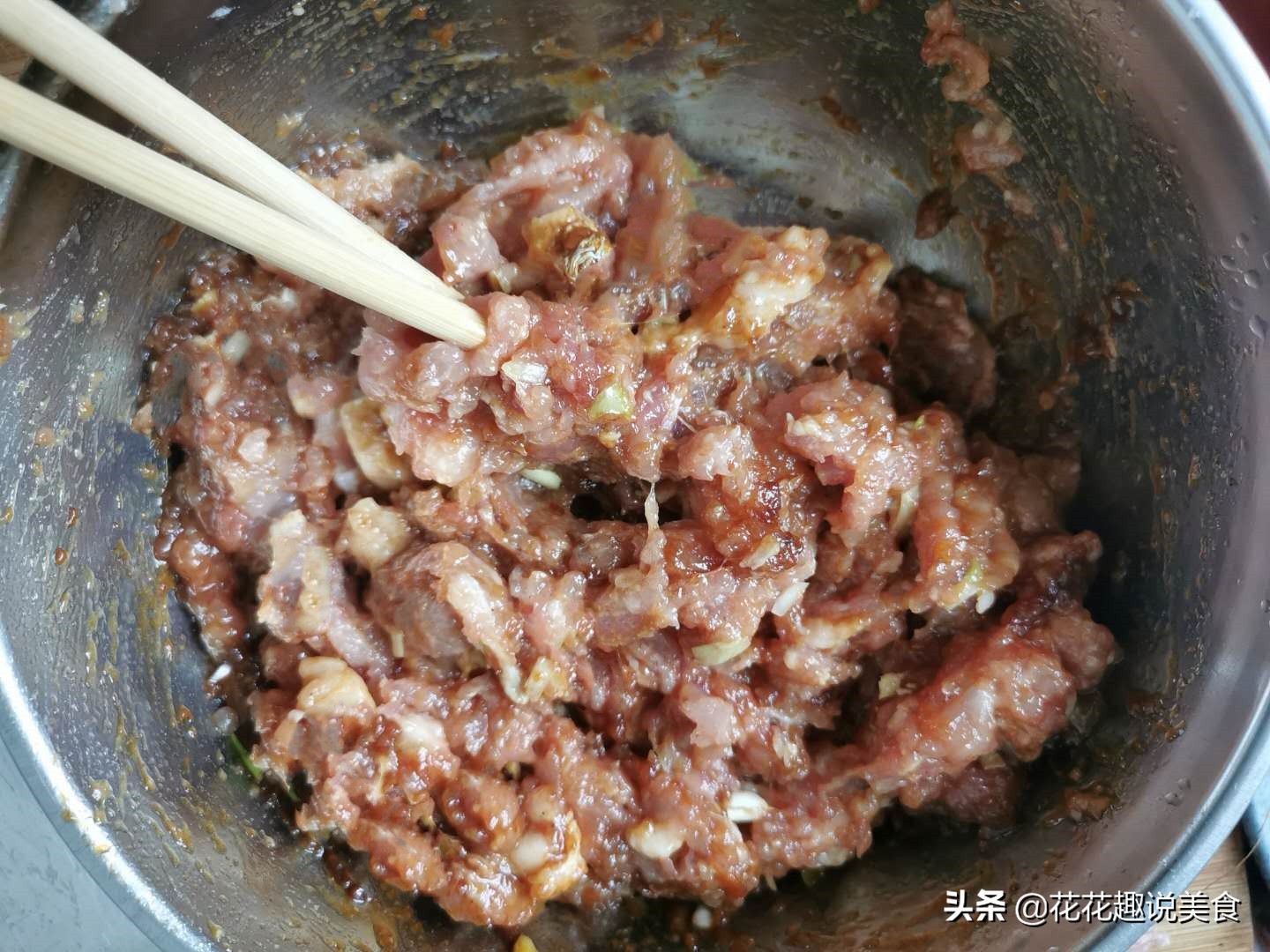 包馄饨肉馅用什么调,包馄饨怎么包出来比较皮薄好吃