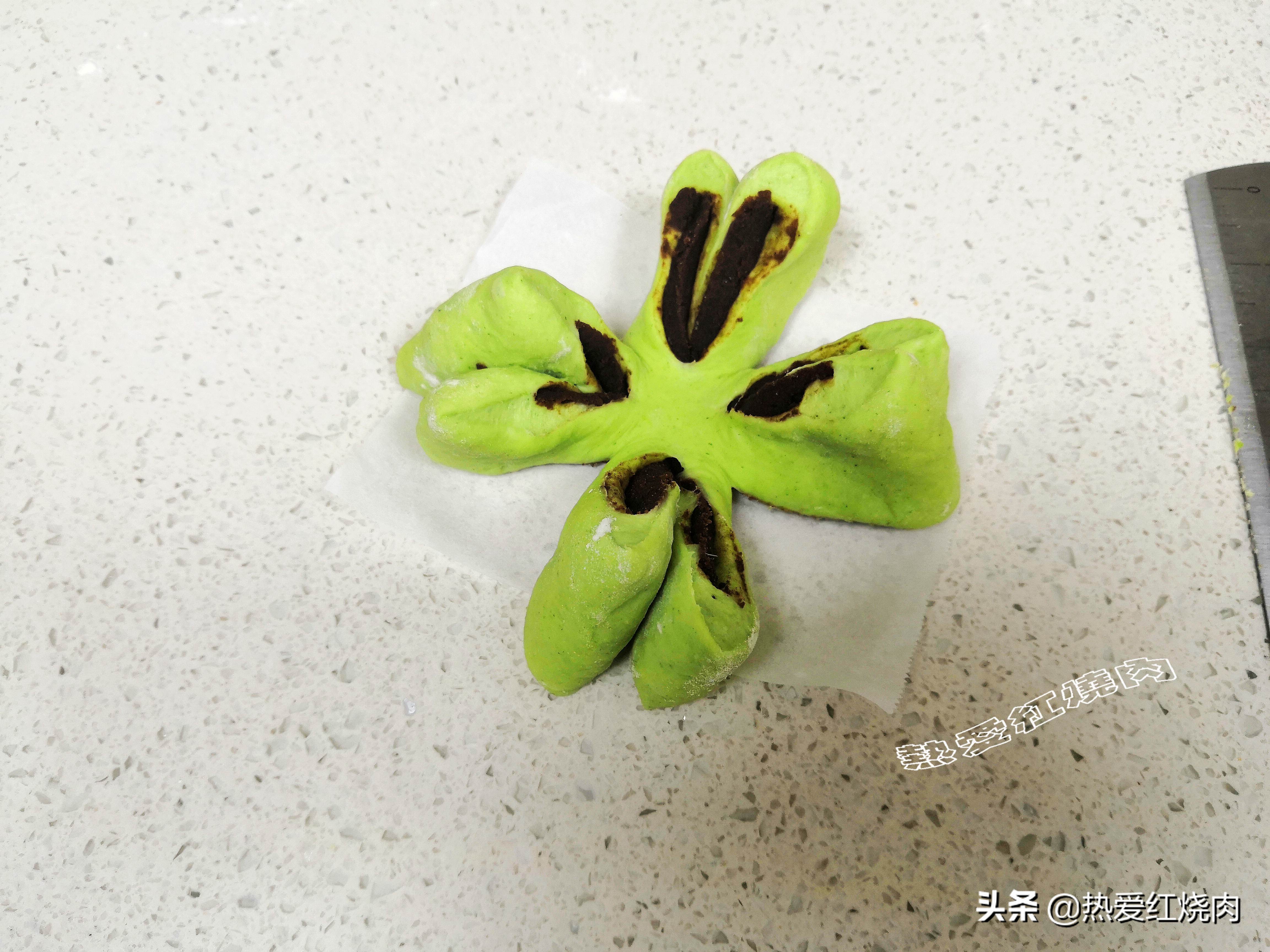 这款面包样式很独特十分松软美味,变色龙夹心面包