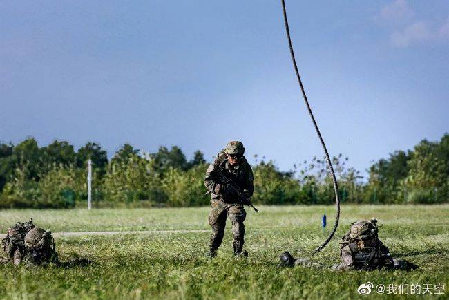 解放军新型单兵战场识别系统,新式星空迷彩单兵装备