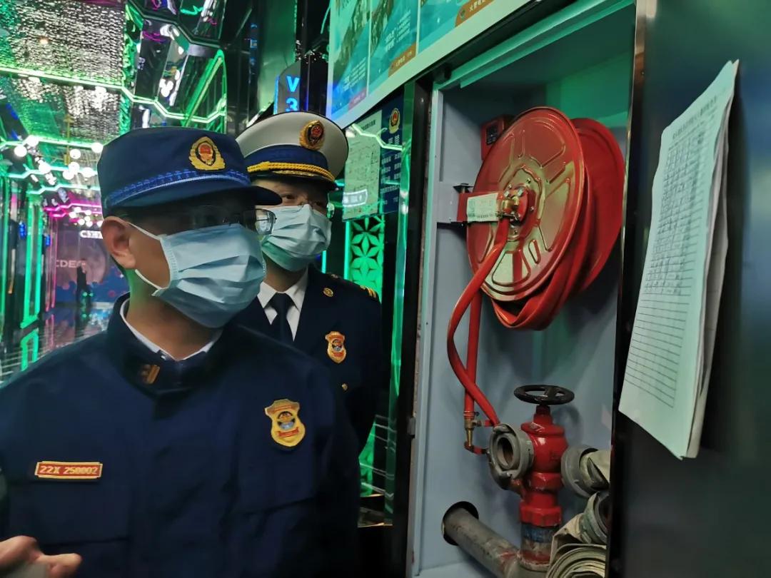 部署消防突击夜查行动,龙文钦带队开展消防安全夜查行动