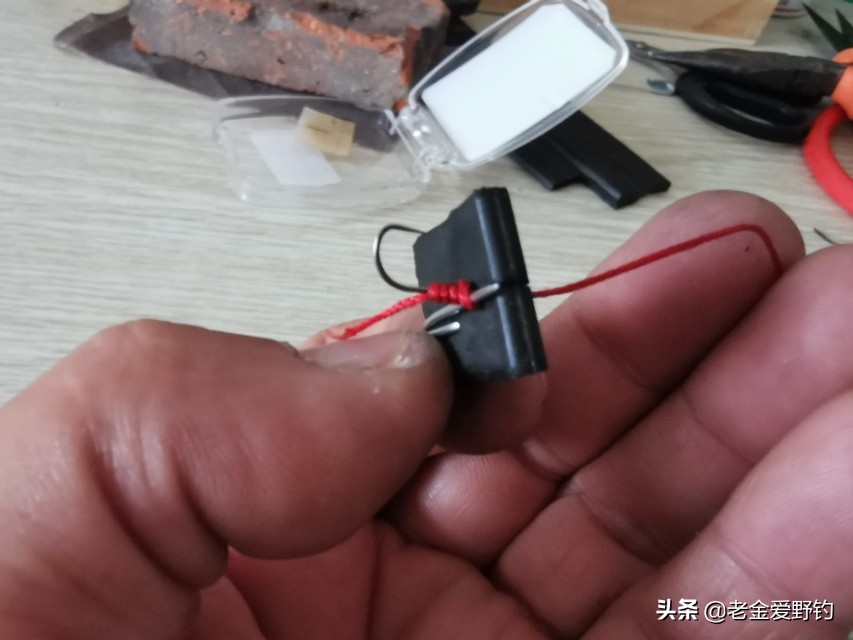 怎么用绑钩器绑钩简单又结实,绕线圈自制绑钩器可以绑袖钩