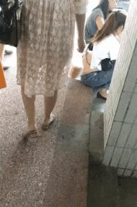 搞笑gif图妹子你这智商真是堪忧啊,搞笑gif妹子你这发型挺别致啊