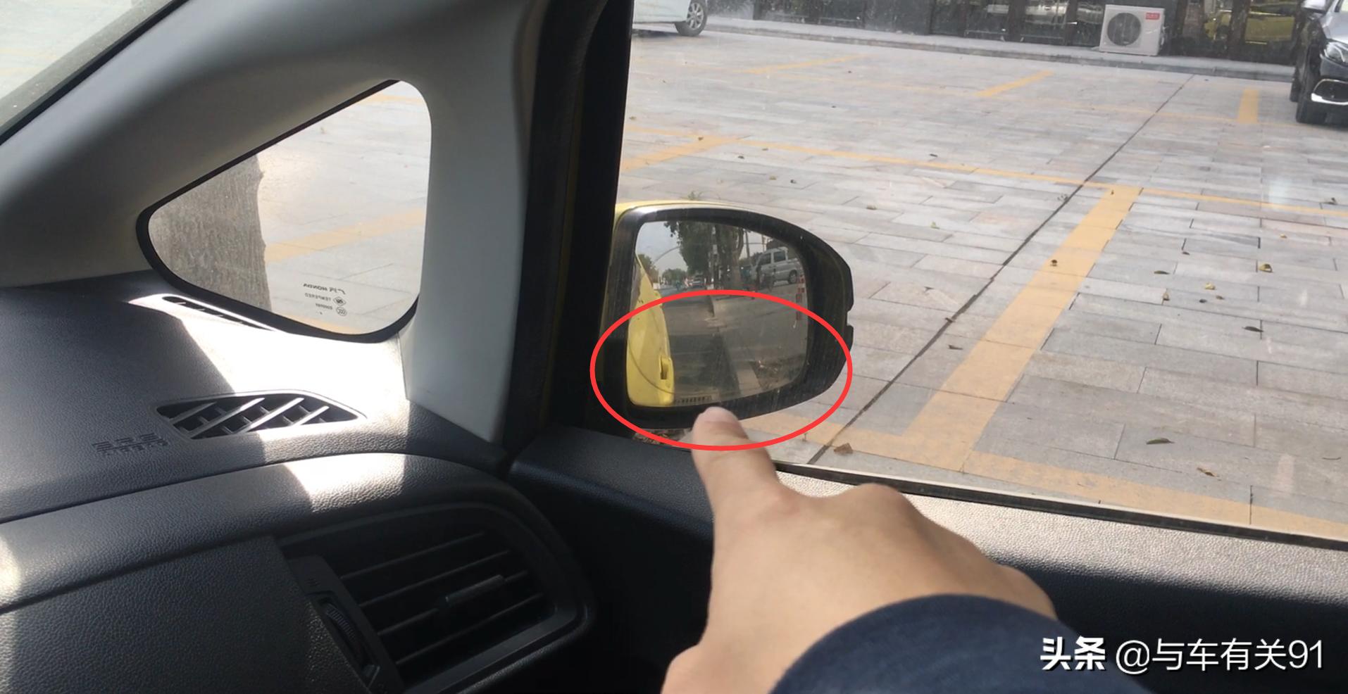 靠边停车要在规定多少距离内停车,路边停车怎么离得右侧近一些
