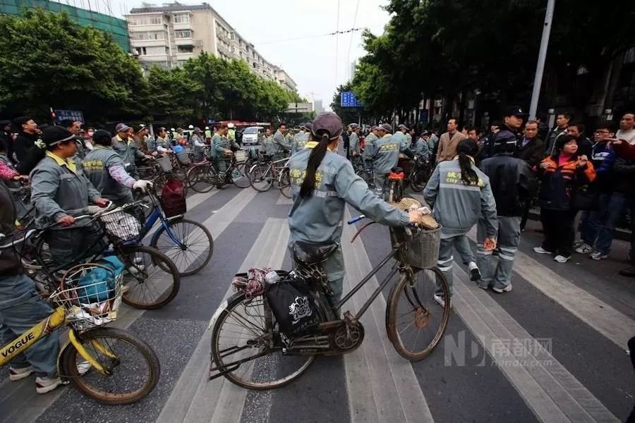 环卫工为什么又辛苦工资又低,环卫工人很辛苦为何工资却很低