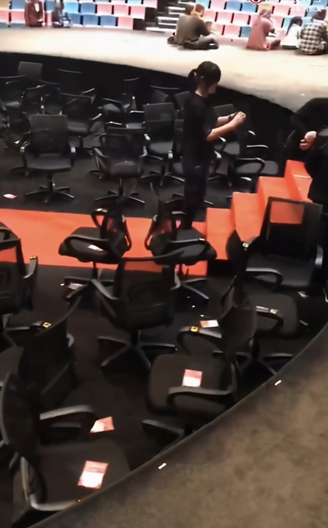 肖战如梦之梦西安收官粉丝送行,肖战首演如梦之梦哪些明星送花篮