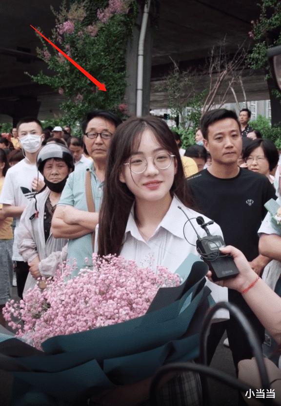 清纯女孩高考送花给男孩,女孩送花给高考男生为啥火了