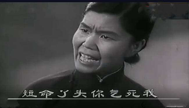 她的一蹦三尺高引发满堂喝彩，让毛主席哈哈大笑，并加以趣味点评