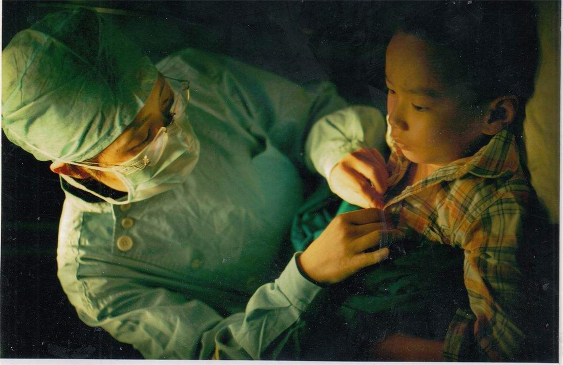 宝宝误食502胶水不哭不闹也不吐,宝宝误吞502胶水