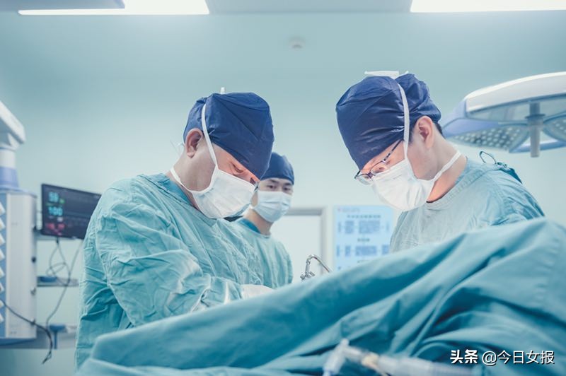 8岁小孩被同学踢中肚子后果,小女孩肚子被同学踢了一脚