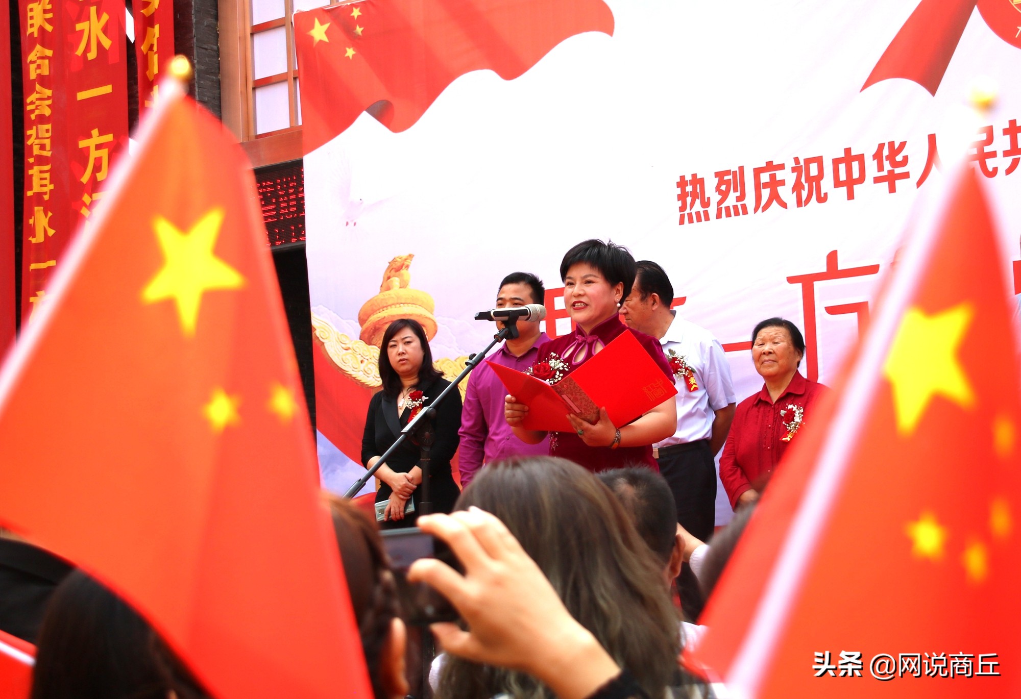 再水一方汤泉馆开业当天先给环卫工人发红包