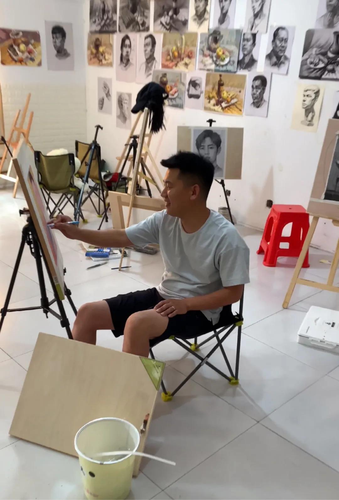他曾经端盘子一月只赚800块，如今在抖音靠画画吸粉近千万