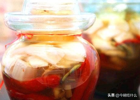 风味独特的四川泡菜制作及养护法，见证一坛传家泡菜的诞生