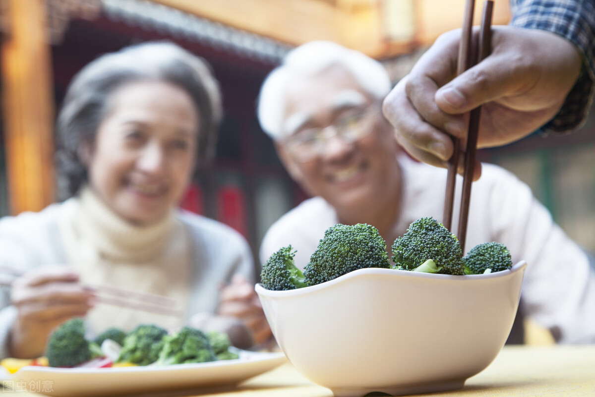 素食者注意长期吃素有六大危害,老年人吃肉好还是吃素好