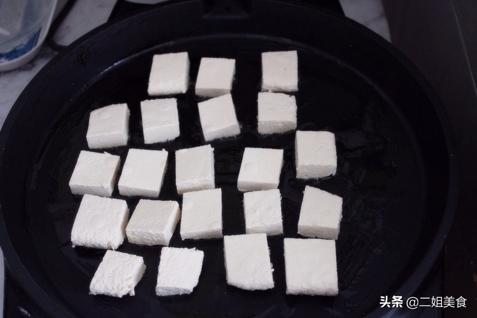想炖豆腐不容易碎，有人说切大块，有人说加盐，错！教您正确做法