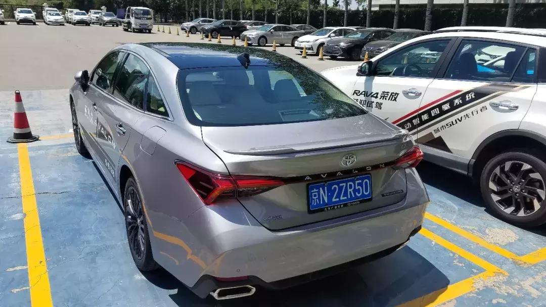 丰田亚洲龙4s店现车,丰田亚洲龙第一视角4s店