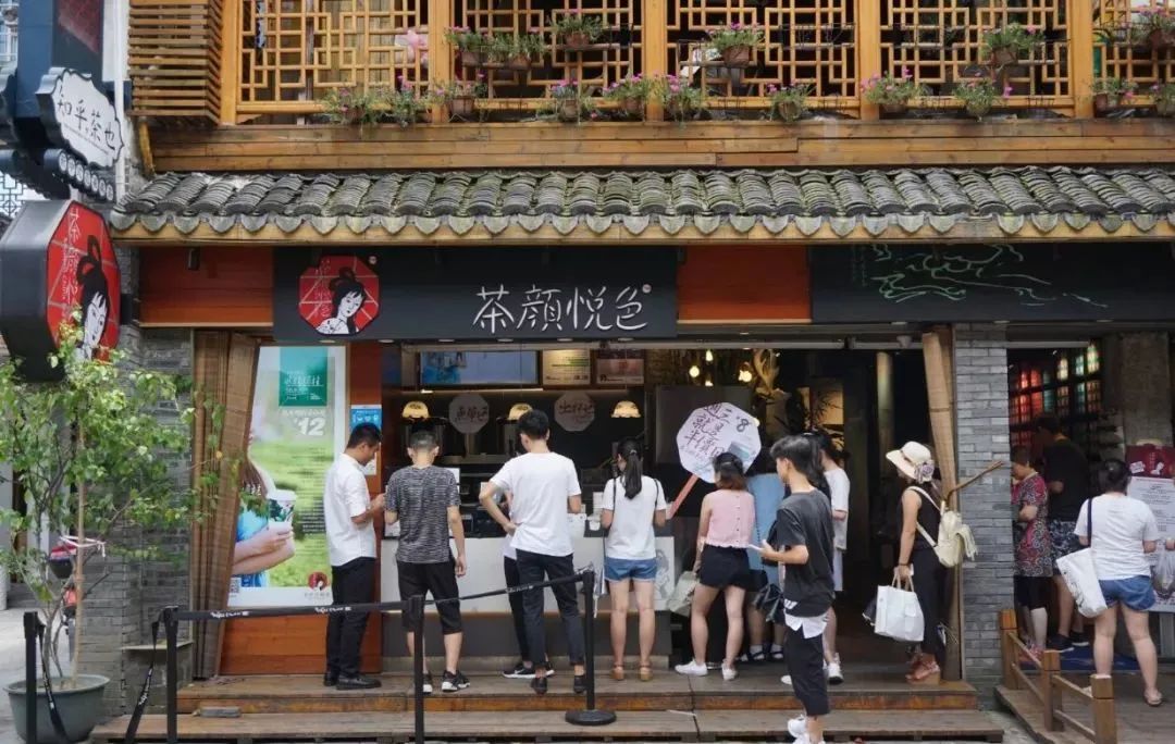 排队8小时！一杯奶茶500元！又一喜茶奇迹诞生？
