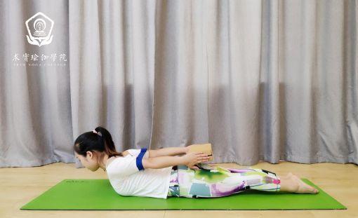求实瑜伽丨驼背影响美观怎么办？瑜伽理疗来帮忙