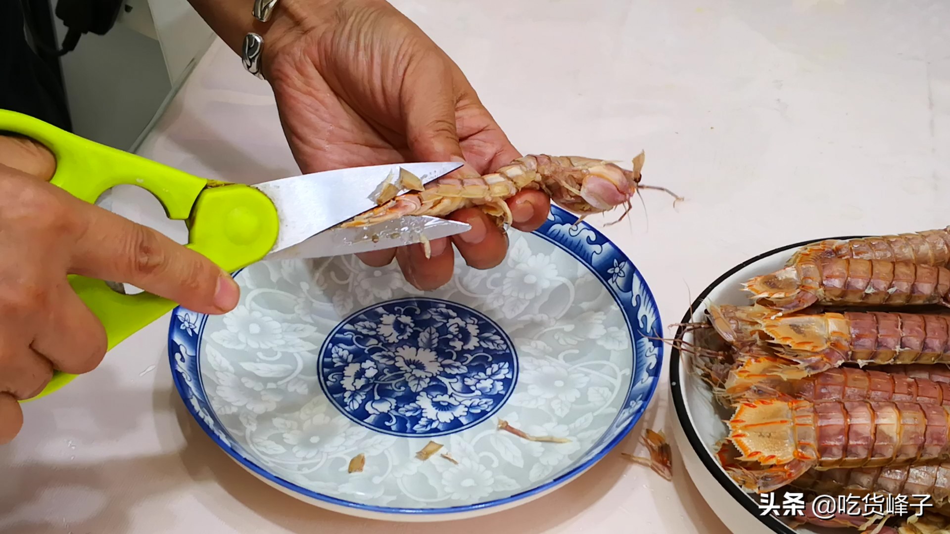 爱吃皮皮虾的要留意了，秋冬的皮皮虾能吃吗？教你一招，轻松扒虾