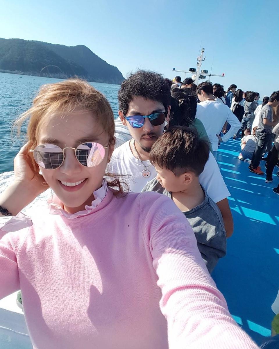 韩女星刘荷娜“越界”了？与公公互动亲密，还称老公安装隐藏相机
