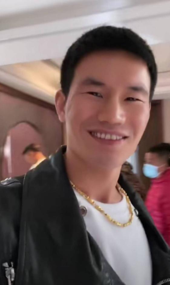 嘎子哥戴大金链子现身，问娇妻嫁给自己是否后悔，妻子却犹豫了？