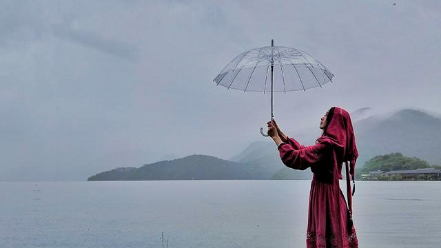 下雨拍照姿势大全不带伞,旅游打伞拍照姿势