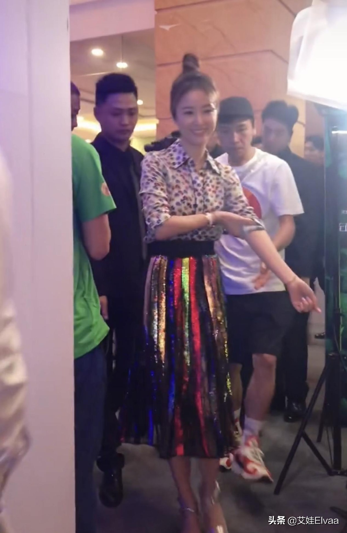 45岁林心如再扮紫薇图片,林心如穿礼服烫泡面头形象大变