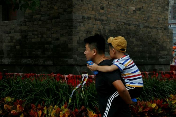 庆国庆出门扫街拍照，专门拍摄娃娃照片，展示洛阳休闲生活