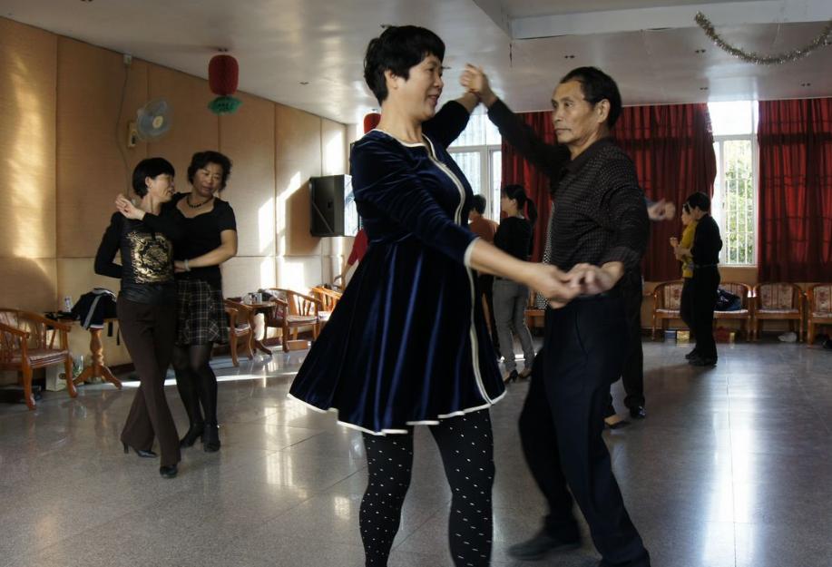 为什么奉劝老年人不要跳交谊舞？58岁退休大妈：交谊舞挺害人