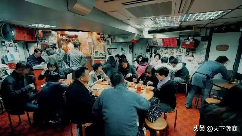十个香港人就有九个光顾这位潮汕人的店，从学徒成为港式奶茶鼻祖