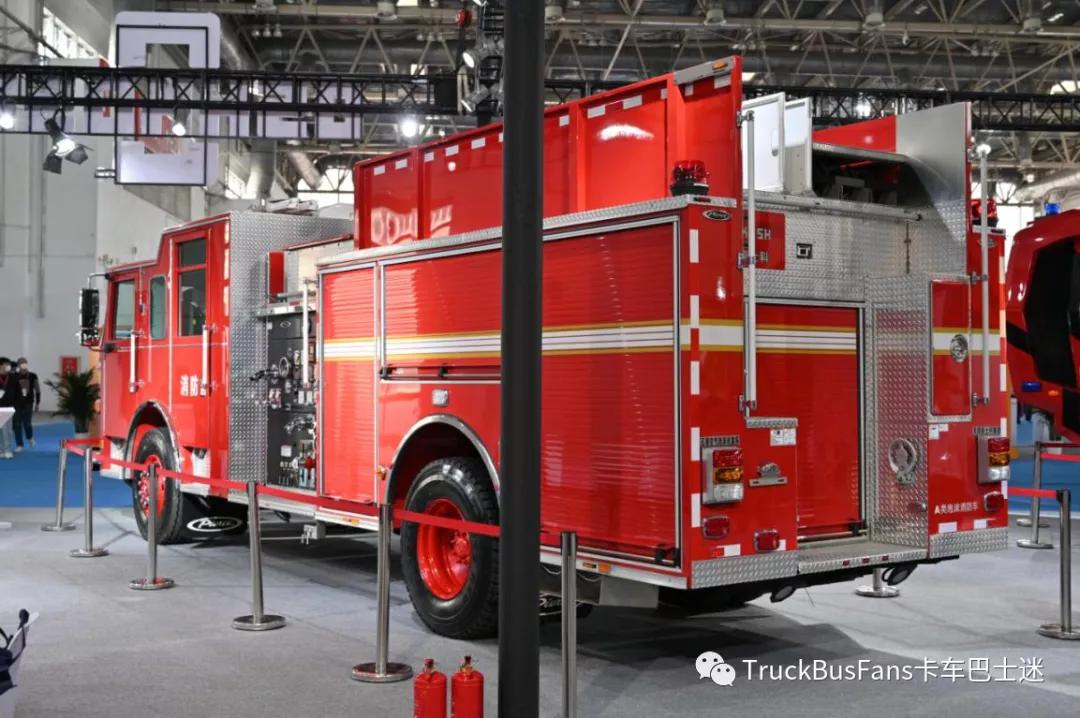 豪士科超高层供液消防车，供液能力达到420米，采用550马力底盘