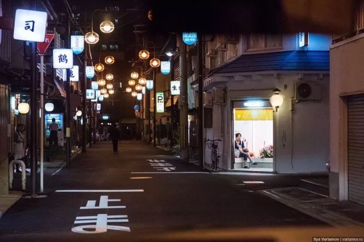 俄罗斯记者闯入日本*灯区红**，冒死*拍偷**下了大量照片