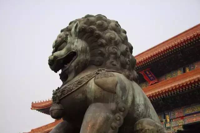 门口石狮子讲究,石狮子公母区别