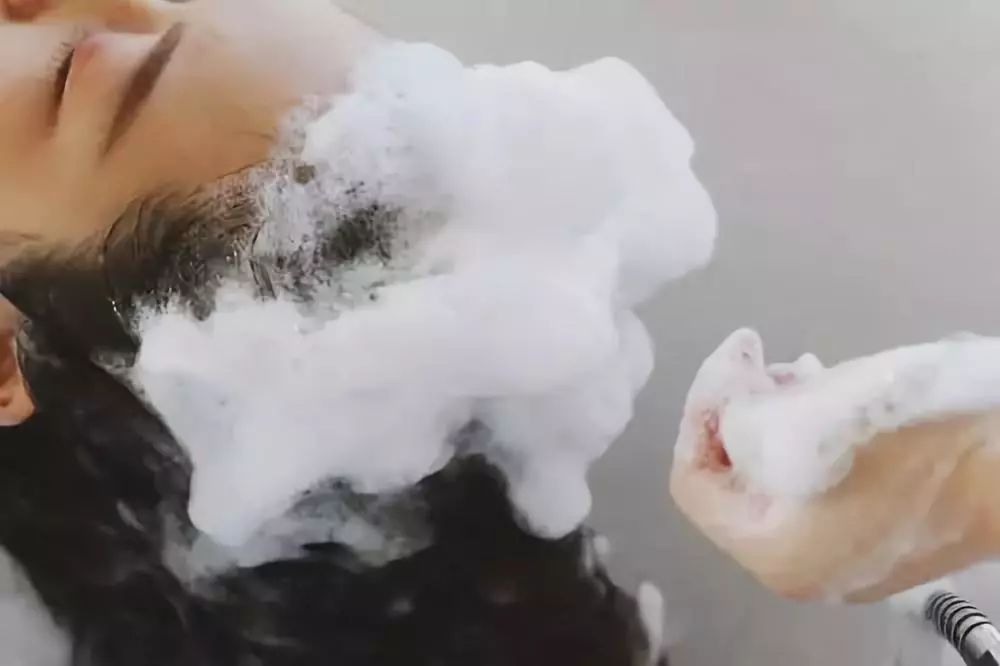头皮屑多的解决方法小妙招,头皮屑突然增多的原因和解决方法