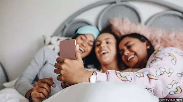 “睡懒觉”是sleepin还是sleepover？丨BBC听英语