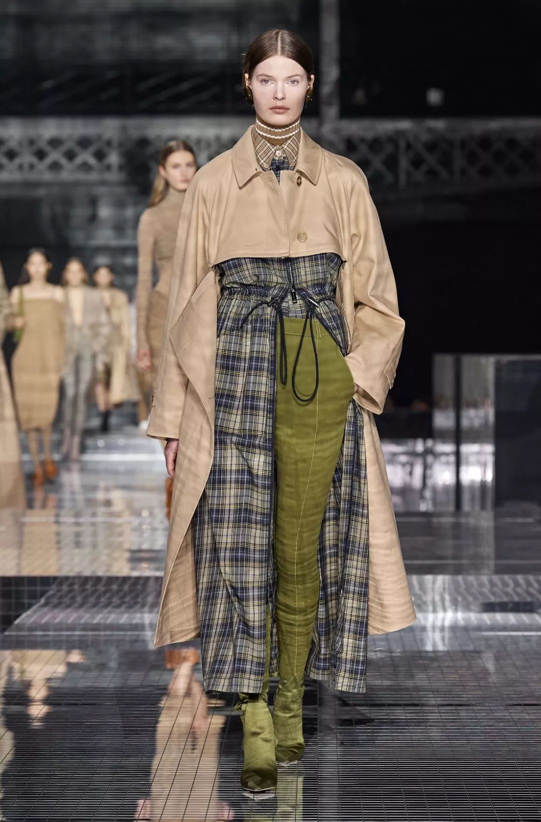 提炼Burberry的风格启示：由穿着者展开窥内览外的理性与感性