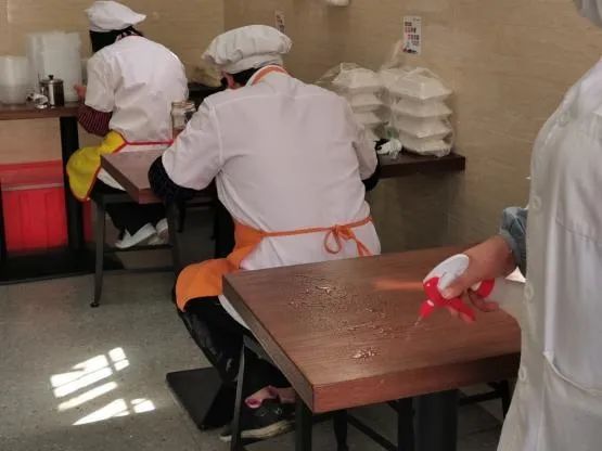 复市后的老字号餐馆们怎么样了？你们的小笼锅贴汤团馒头还好伐？