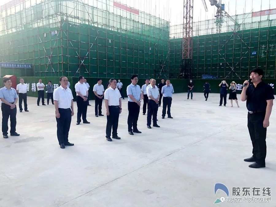 跟着干部视察工作,跟着领导们参观应当站在哪里