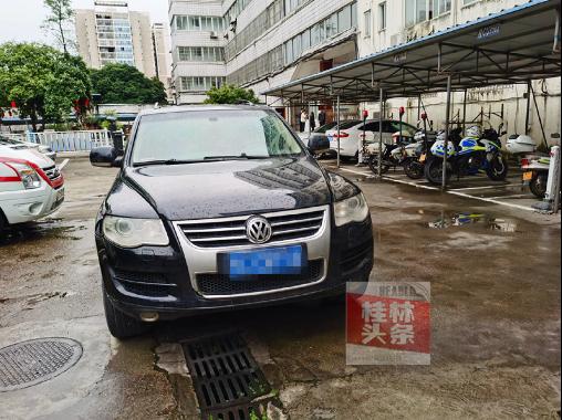 男子贪便宜买了一辆二手车,男子买二手车被民警看上