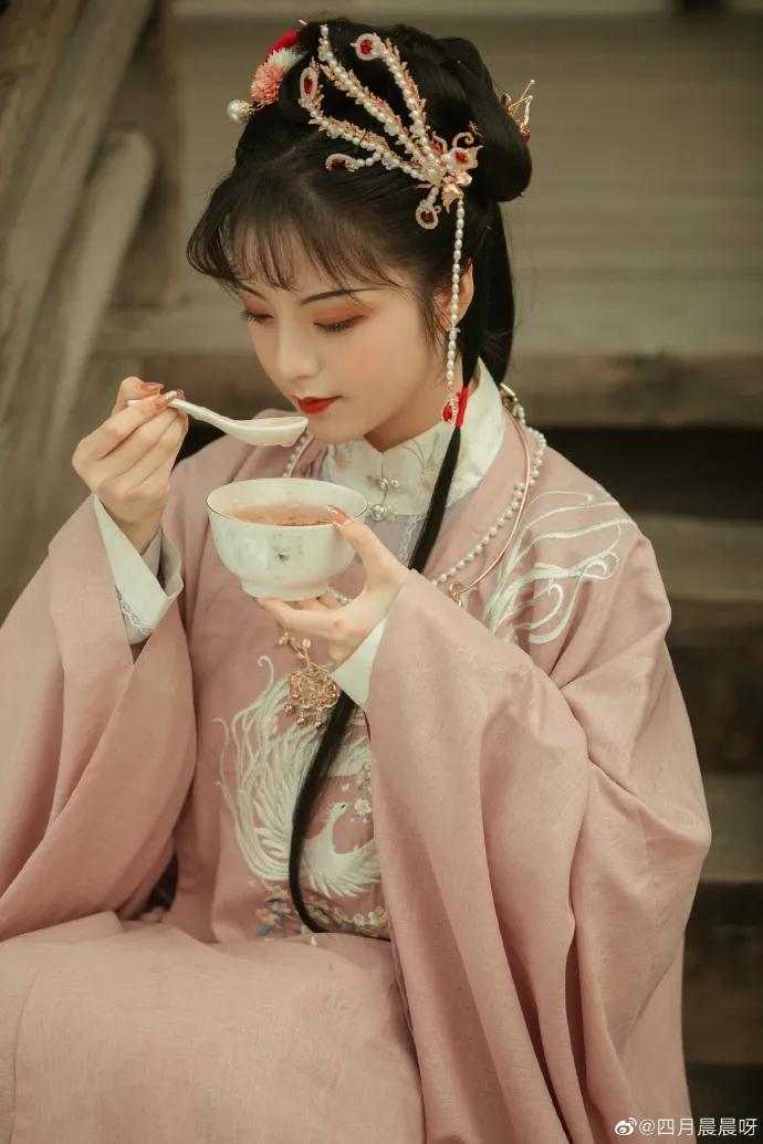 00后女孩演绎四大名著美女，凭一个造型火出圈，200万网友点赞