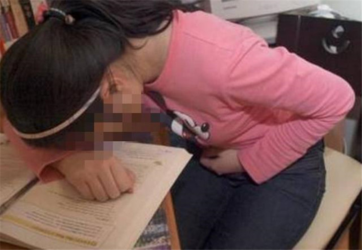 荒唐！俩女孩为了能缩短经期减少痛苦，竟用吸尘器吸“大姨妈”