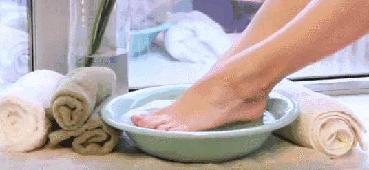 冬季的冷水泡脚好吗,冬季泡脚的最佳时间和温度
