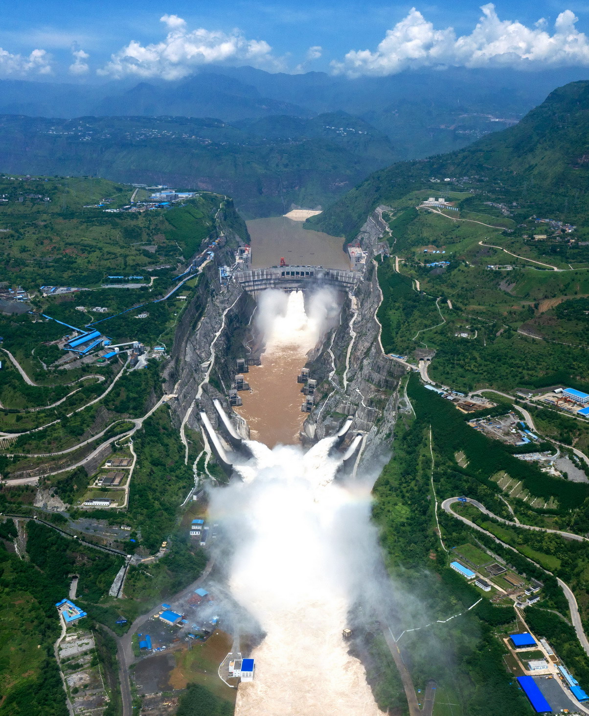宏伟壮观的金沙江白鹤滩水电站,深山峡谷里的水电站